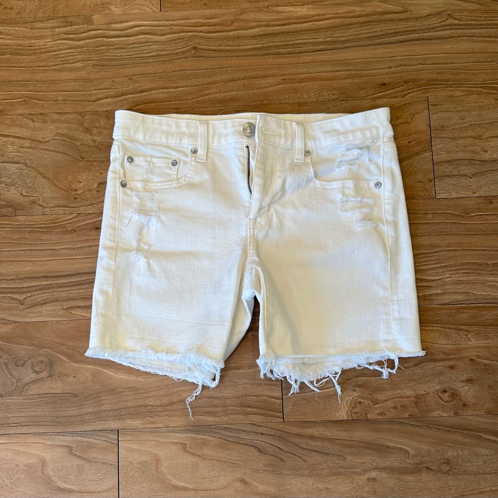 American Eagle midi shorts in white, size 6.